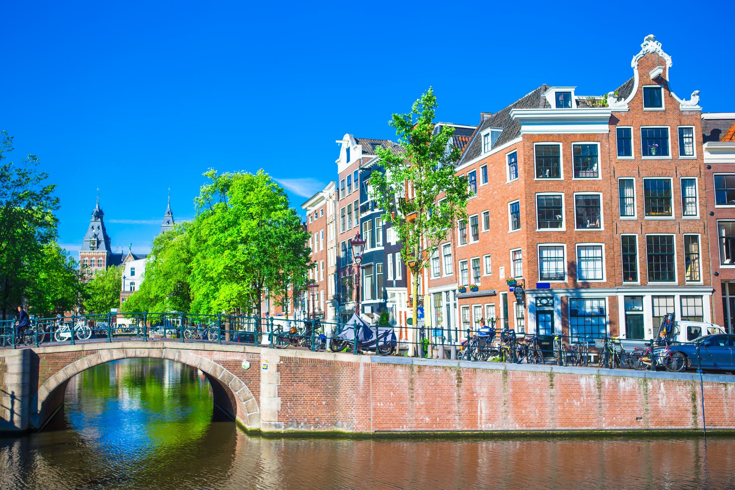 Gerenoveerde woningen aan een gracht