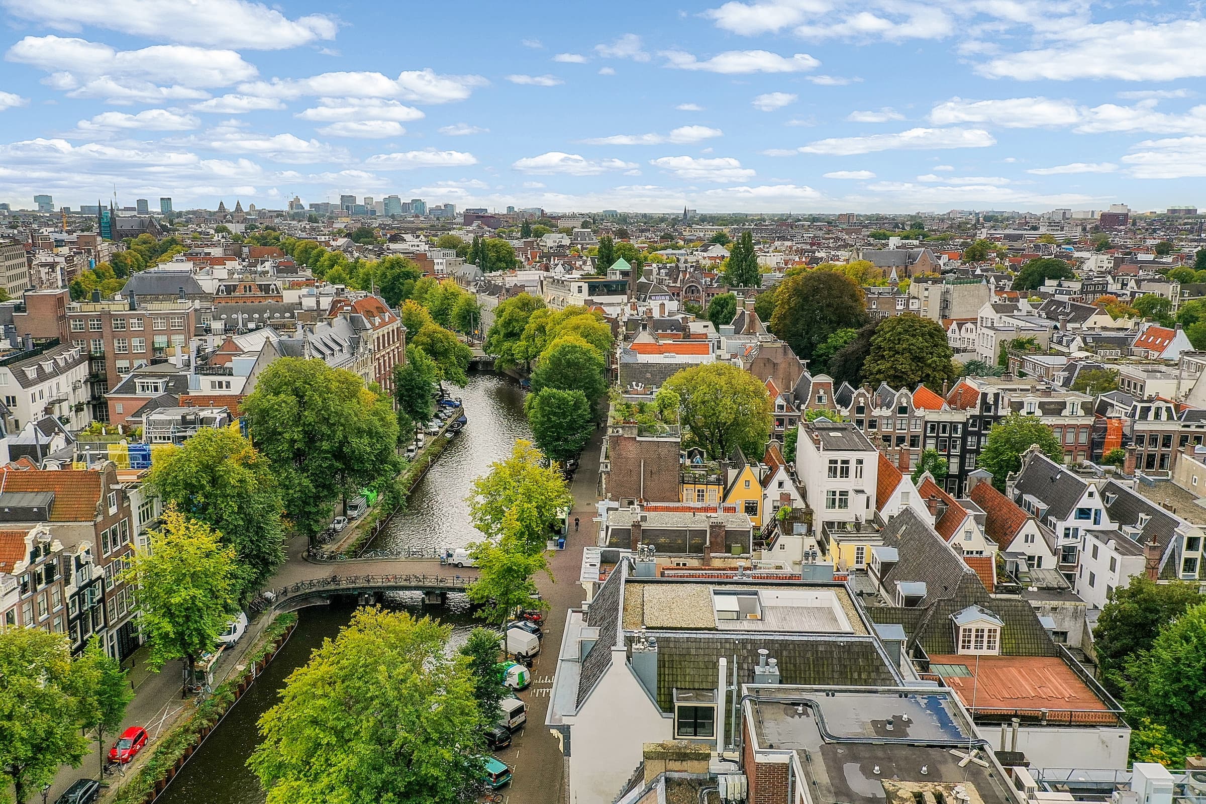 Luchtfoto van een woonwijk aan het water