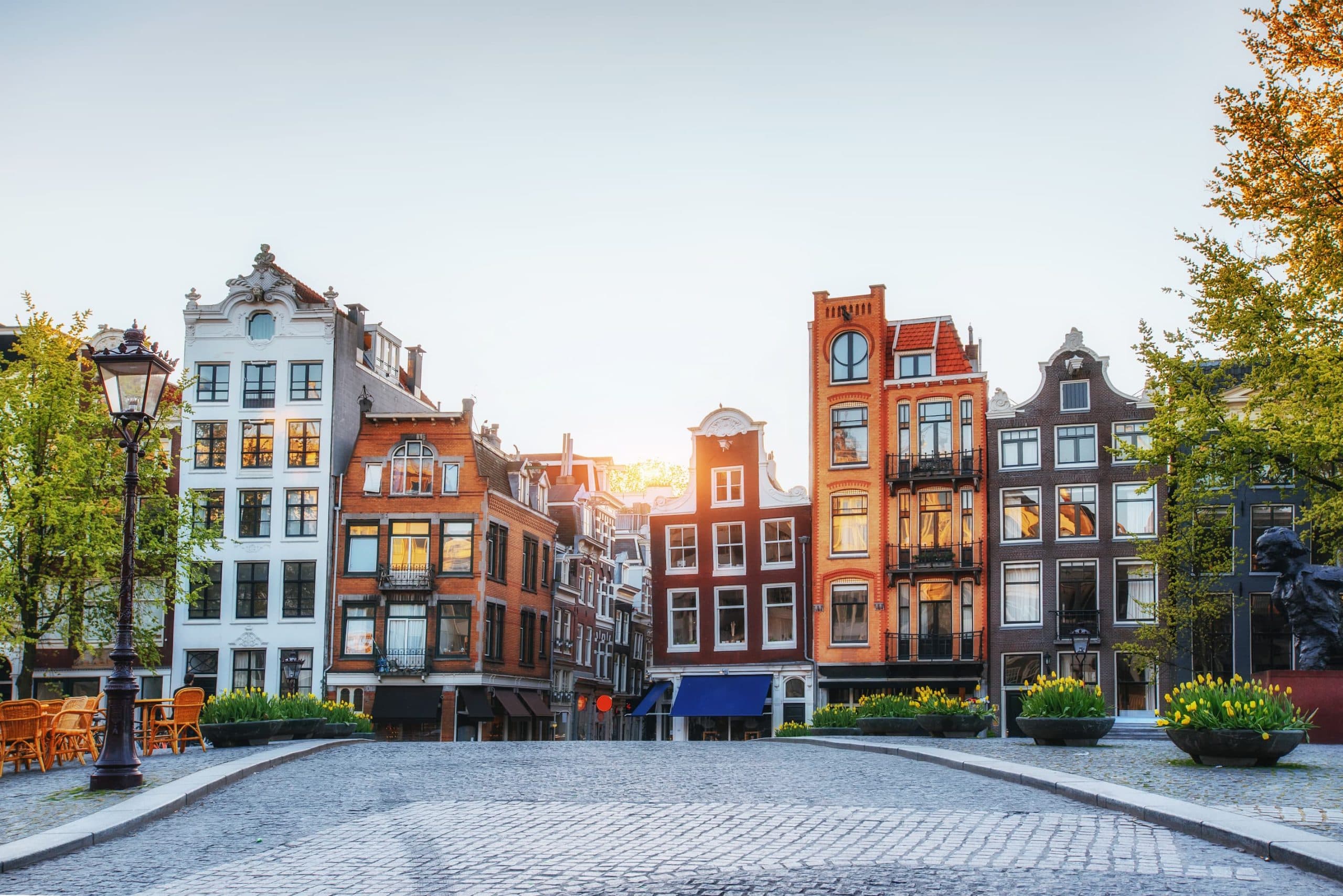 Plein met woningen