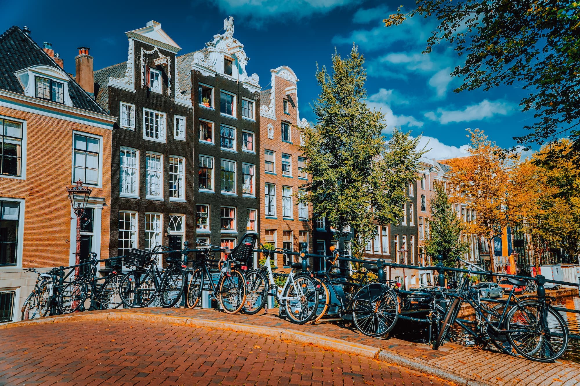 Grachtenpanden in Amsterdam met geparkeerde fietsen
