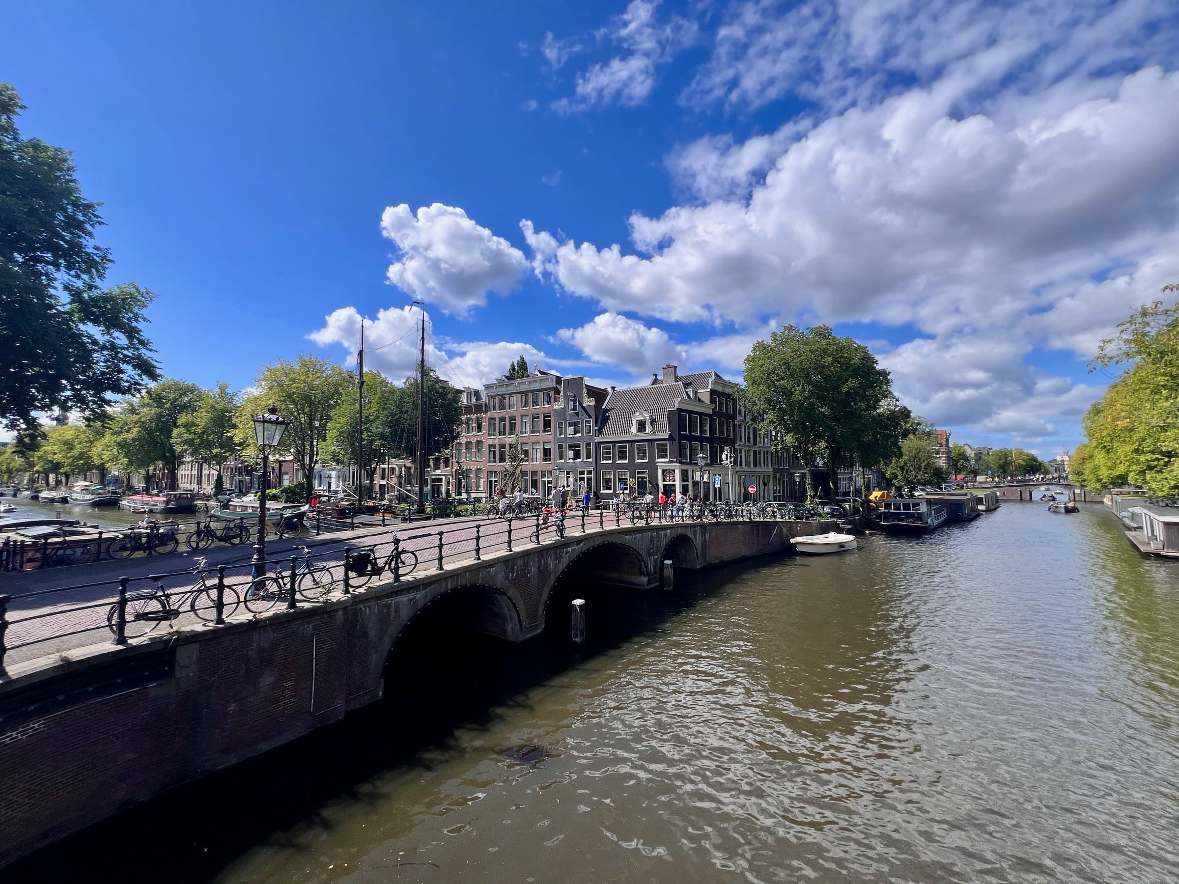 Grachtenpanden en een brug in de oude binnenstad van Amsterdam