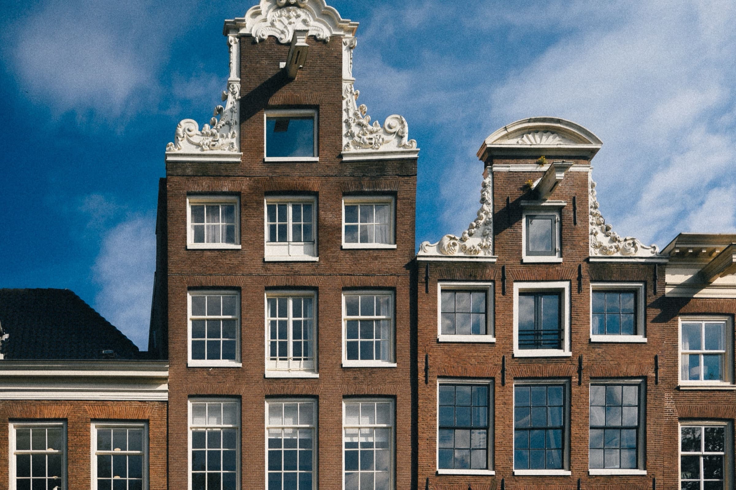 Historische grachtenpanden met halsgevels