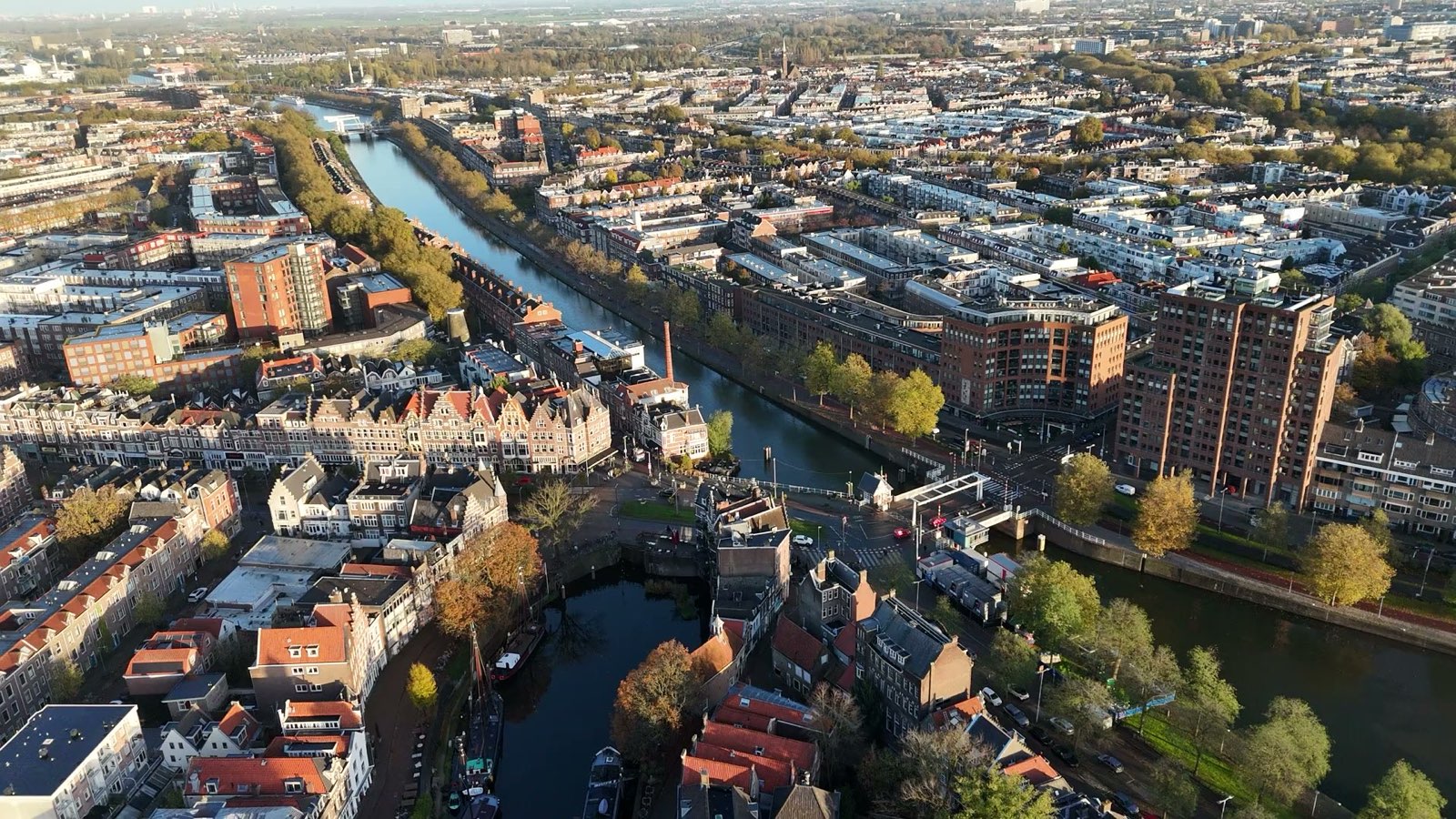 Eerste beeld van de film: Nederlands vastgoed